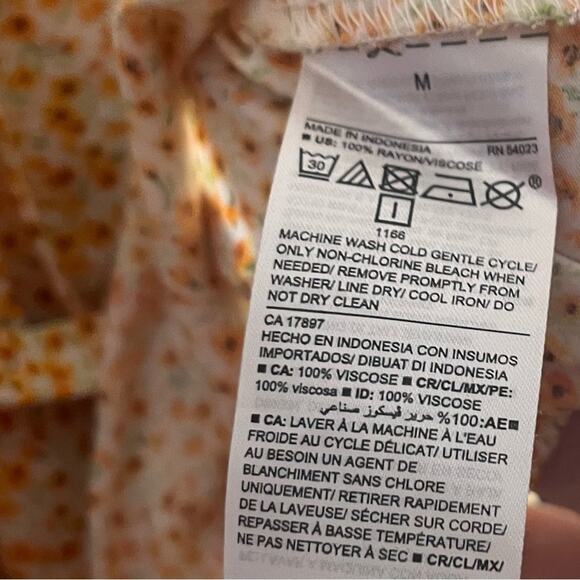 Old Navy Orange Floral‎ Wrap Top Size Medium - Picture 8 of 8